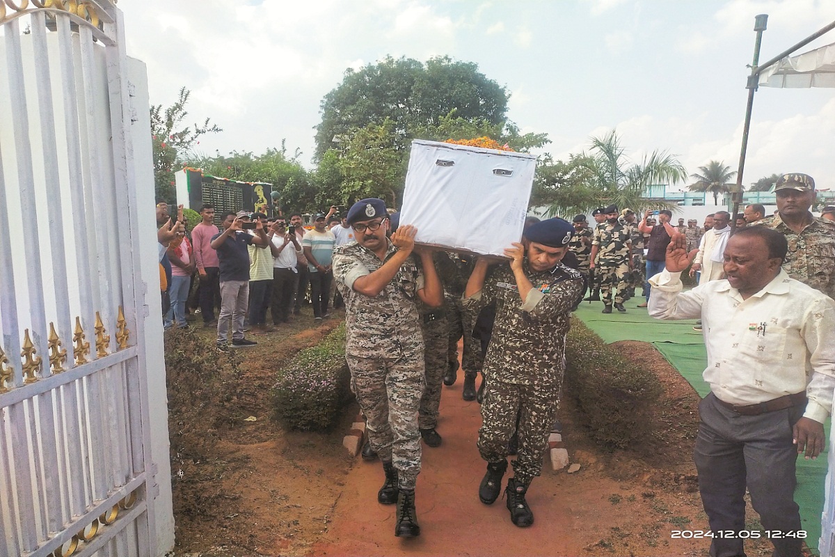 CG News: शहीद जवान को रक्षित केंद्र में दी गई भावभीनी श्रद्धांजलि, गृहग्राम भेजा
गया पार्थिव शरीर