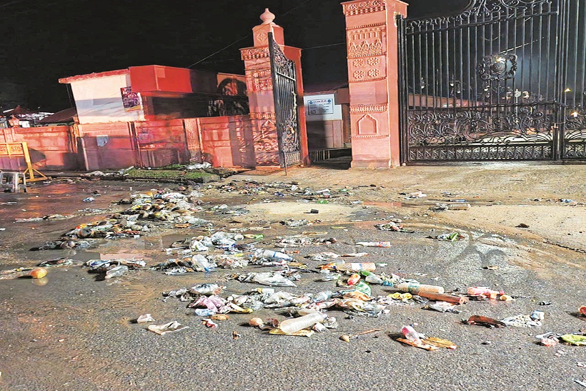 CG News: 10 मिनट की बारिश ने खोली स्वच्छता अभियान की पोल, माता दंतेश्वरी कॉरिडोर के सामने बिखरा कचरा
