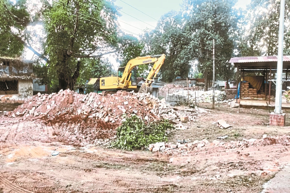 Chhattisgarh News: भाजपा नेता की दबंगई, बिना अनुमति तोड़ी शिक्षा और कृषि विभाग की बिल्डिंग…