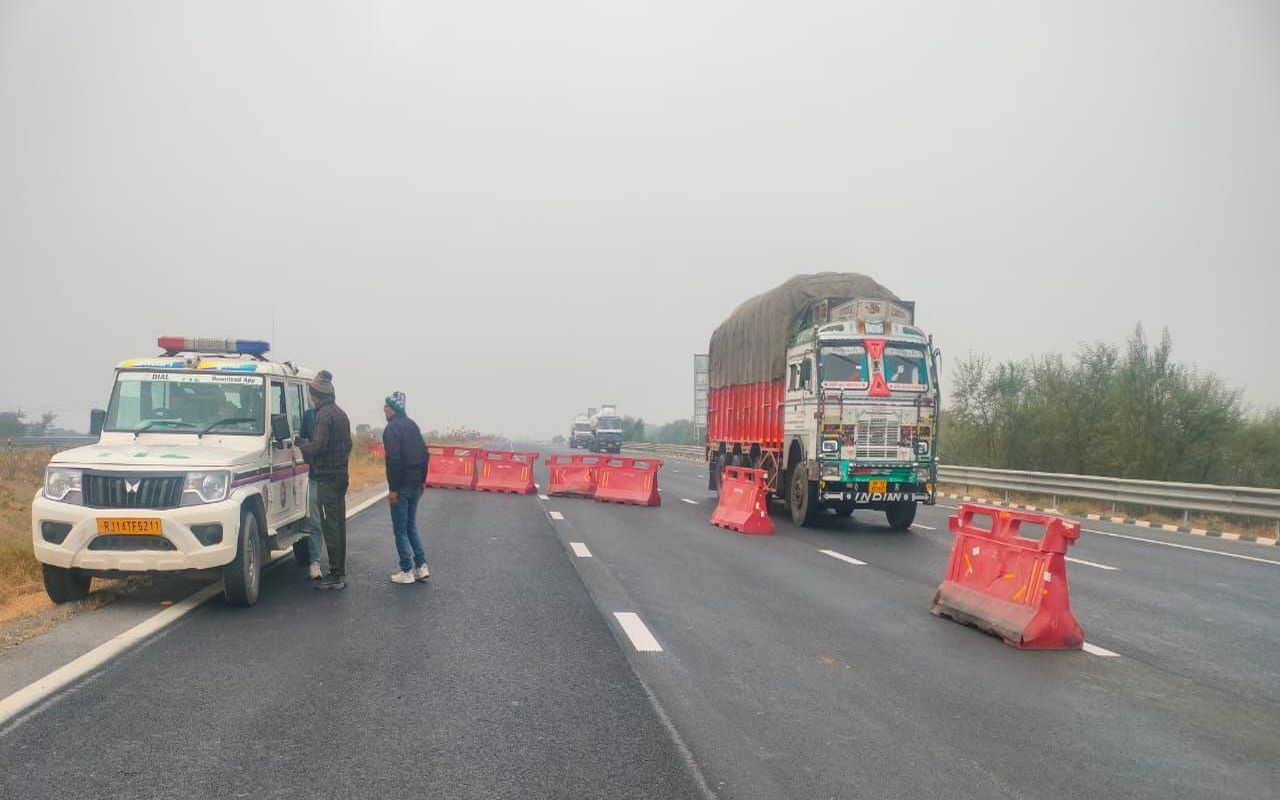 ज्वलनशील पदार्थ से भरा लीकेज टैंकर रातभर खड़ा रहा एक्सप्रेस हाईवे पर,
जिम्मेदारों ने जयपुर हादसे से नहीं लिया सबक …. …. देखें फोटो गैलेरी ….