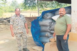 Illegal paddy seized: खाद्य विभाग टीम की बड़ी कार्रवाई, निजी मकान से 80 क्विंटल
अवैध धान किया जब्त - image