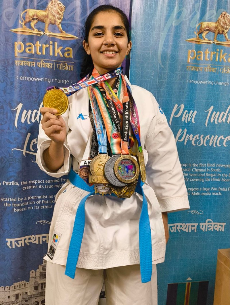 अपने मेडल के साथ डिम्पल राठौड़। अब तक 25 मेडल जीत चुकी।