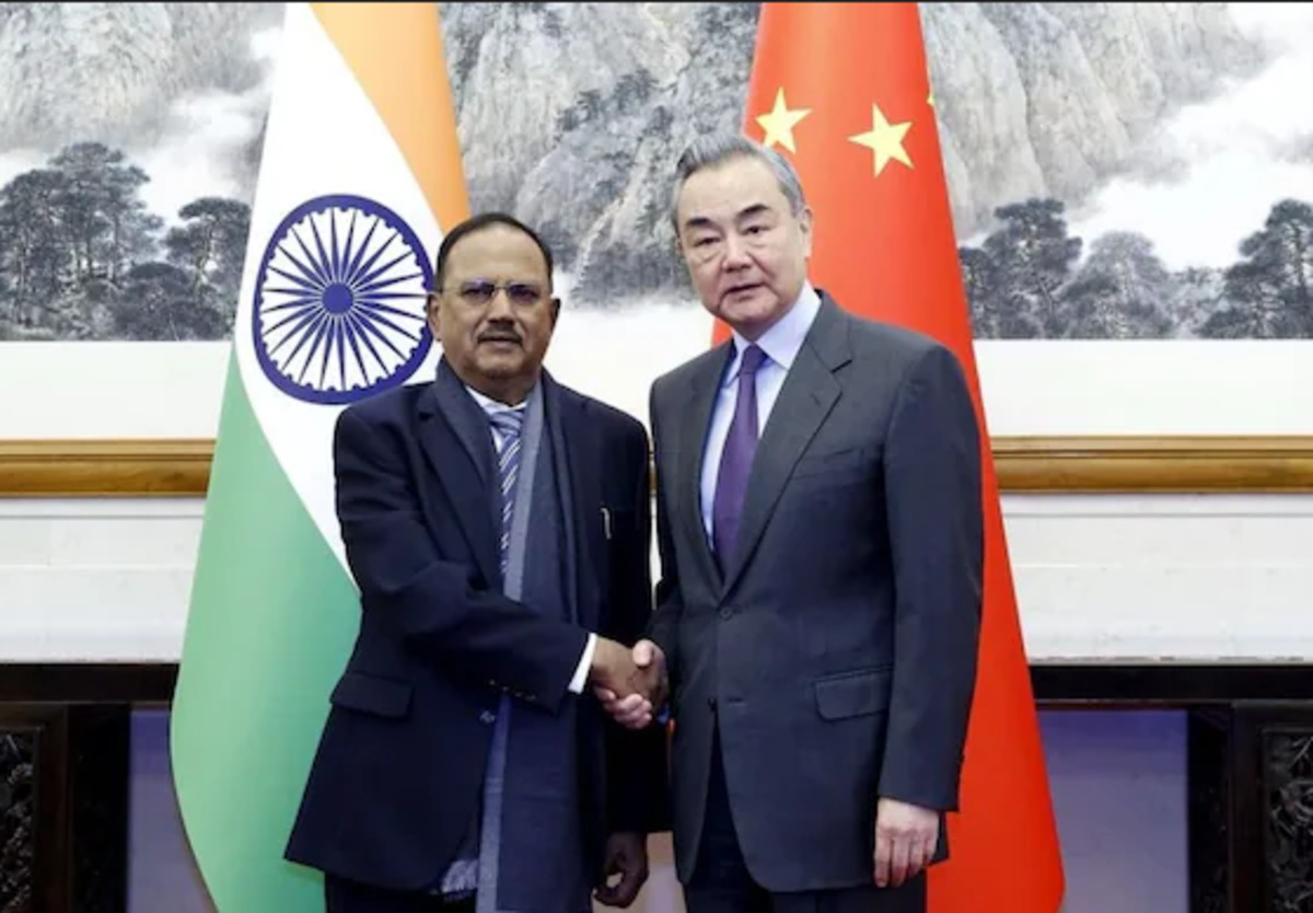 ‘जंग विकल्प नहीं…’ अजीत डोभाल की चीनी विदेश मंत्री से हुई बात, भारत-पाक संबंधों
में शांति की अपील - image