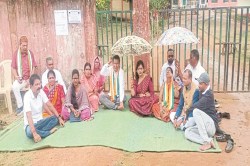 Narayanpur: एकलव्य स्कूल पहुंची कांग्रेस, गेट के सामने बैठकर जिला प्रशासन के
खिलाफ जमकर की नारेबाजी - image