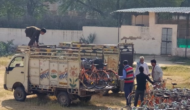 श्रीकल्याणसिंह राजकीय उच्च माध्यमिक विद्यालय से साइकिलों को गाड़ी में भरकर ले जाते हुए। 