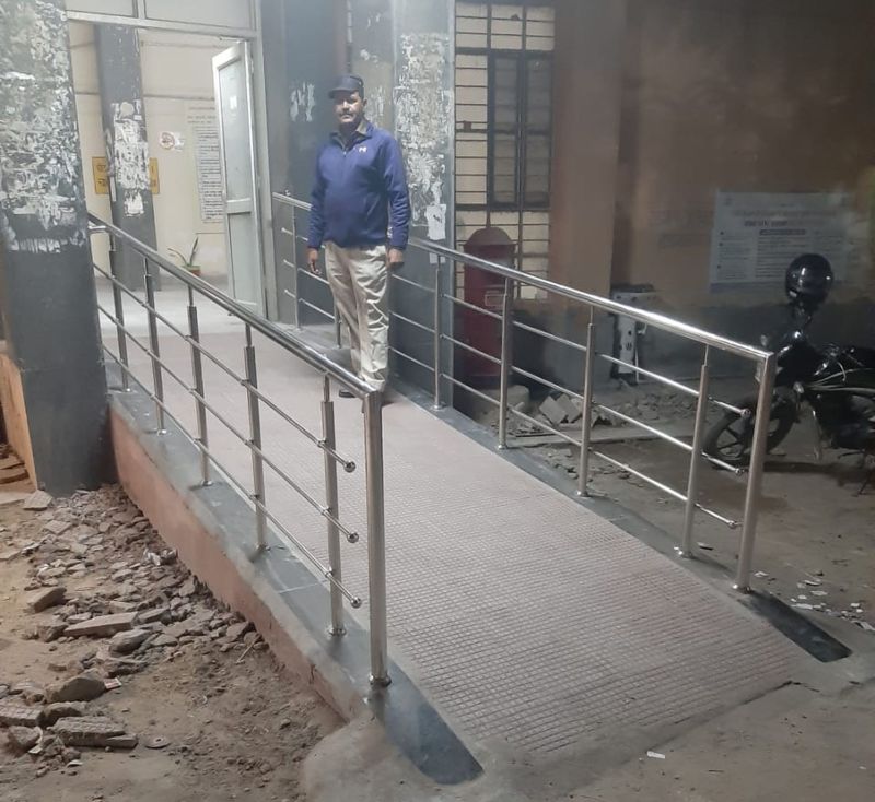 खबर का असर....रैंप पर लगी पुरानी रैलिंग बदलवाई, अब बुजुर्गों को नहीं होगी दिक्कत
