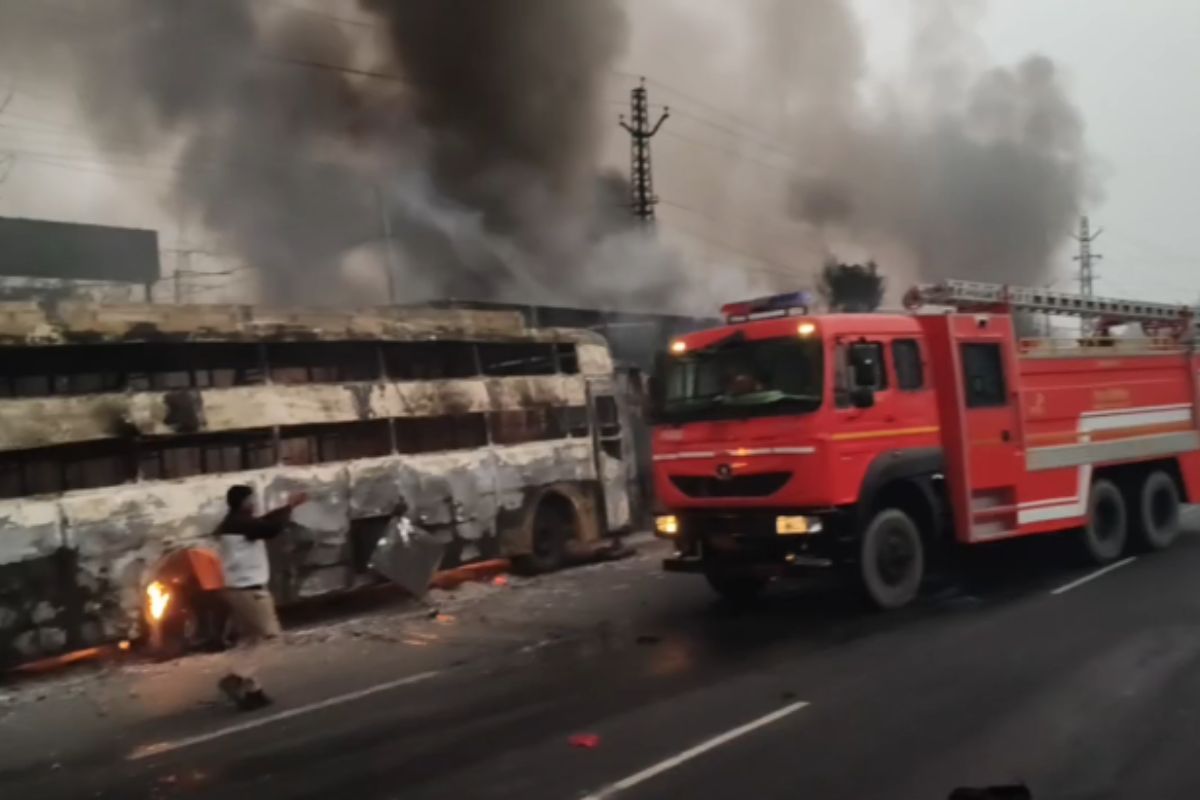 Jaipur Fire: 20-25 गाड़ियों में लगी भयंकर आग, कई लोगों की मौत, हाइवे पर मच गई
अफरा-तफरी, बुरी तरह से झुलसे 100 से ज्यादा लोग, देखें तस्वीरें