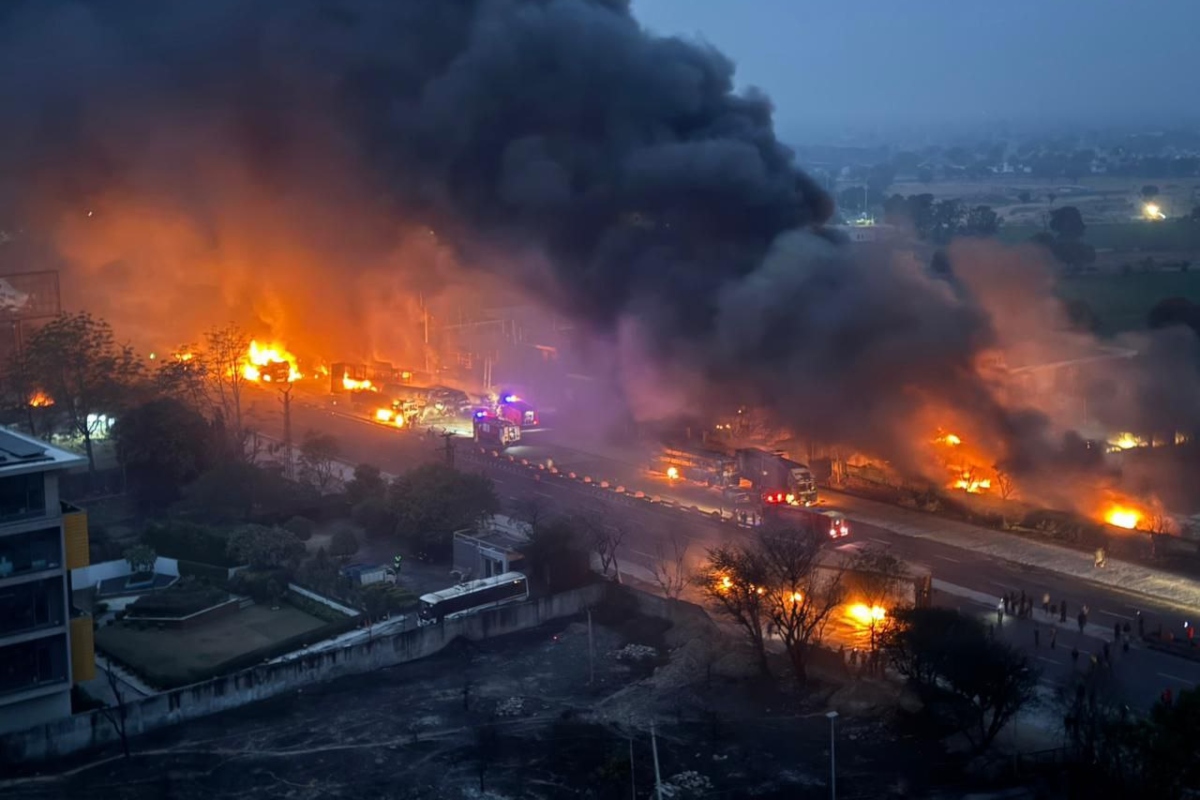 Jaipur Tanker Blast: जयपुर अग्निकांड में बड़ा अपडेट, मौत की संख्या बढ़कर हुई 16;
एक और युवती ने तोड़ा दम - image