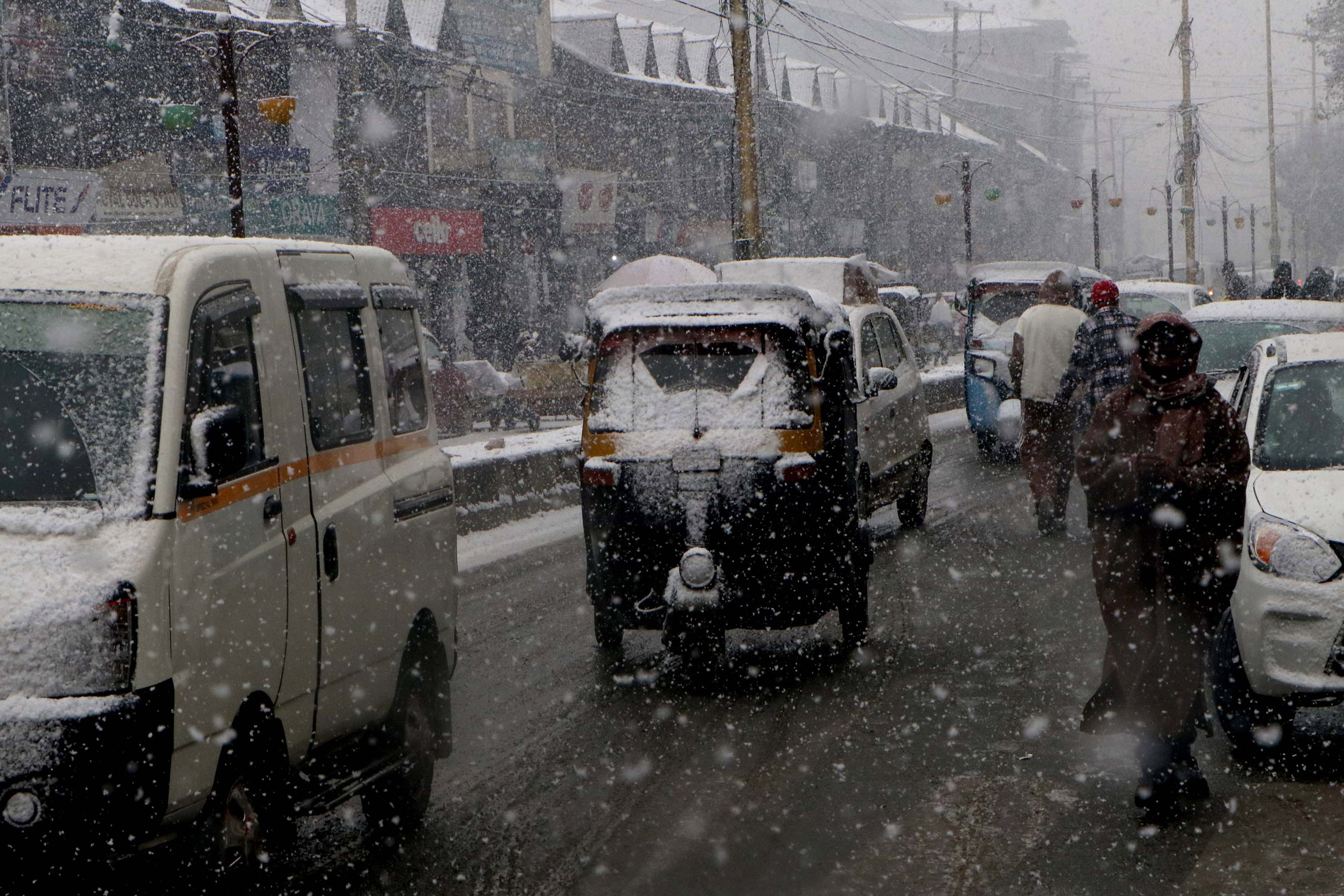 jammu kashmir : मौसम की पहली बर्फबारी में सैलानियों ने उठाया आनंद