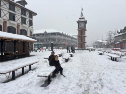 jammu kashmir : गुलमर्ग में Heavy Snowfall में फंसे सैलानियों को सेना ने
सुरक्षित निकला - image