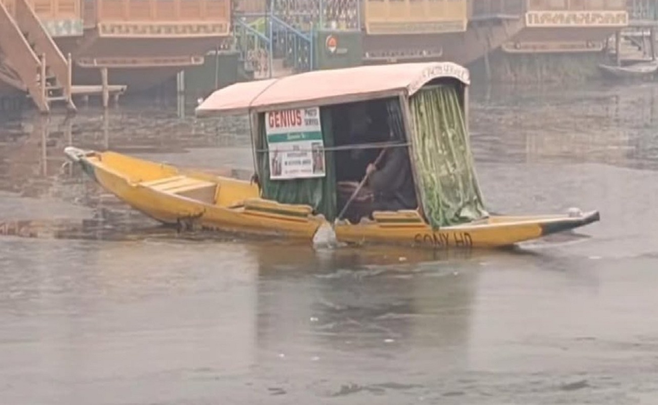 kashmir weather update : ‘चिल्लई कलां’ शुरू होने के साथ ही जमी डल झील