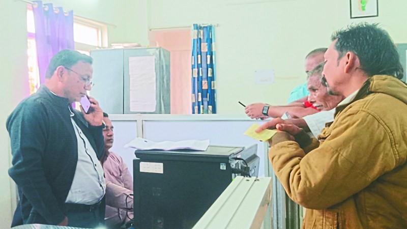 बालोद जिले कई राशन कार्डधारी मृत व्यक्ति के नाम से राशन ले रहे हैं। सरपंच व सचिव इसकी खाद्य विभाग व जनपद को भी सूचना तक नहीं दे रहे हैं। ऐसा ही मामला जिले के ग्राम नेवारीकला में सामने आया है।