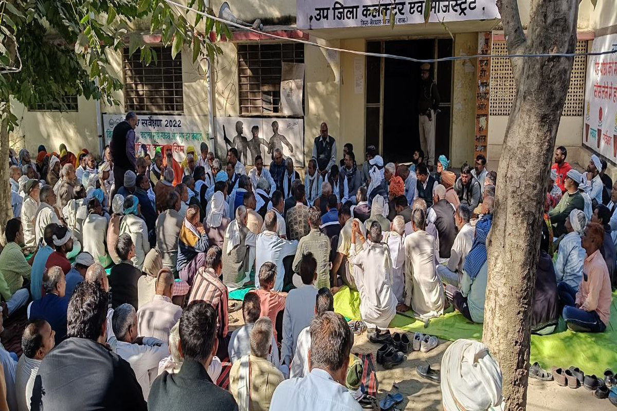बलात्कार के आरोपियों के खिलाफ कार्रवाई नहीं, ग्रामीणों ने किया प्रदर्शन… देखें वीडियो….