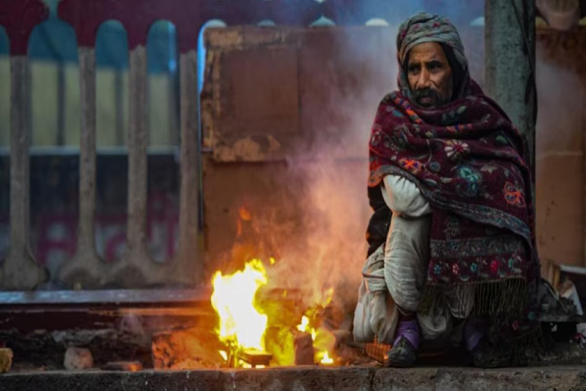 UP Weather Change Alert: यूपी में पछुआ हवाएं लाएंगी ठिठुरन भरी सर्दी, अगले 24
घंटों में मौसम में बदलाव की संभावना