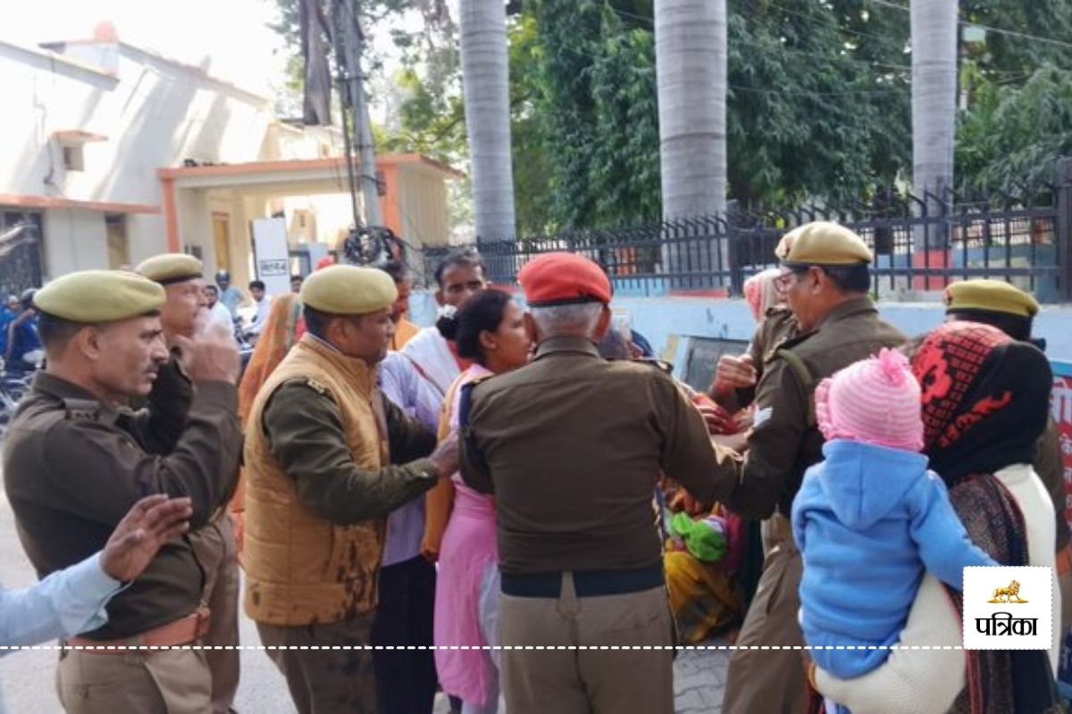 एसपी आफिस के सामने सामूहिक आत्मदाह करने पहुंचे नौ लोग, हाथ से पुलिस कर्मी ने
डीजल छीन बचाई जान