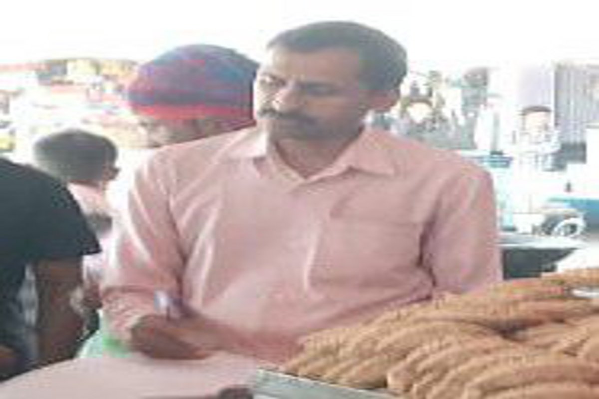 खाद्य सुरक्षा अधिकारी मनीष जैन