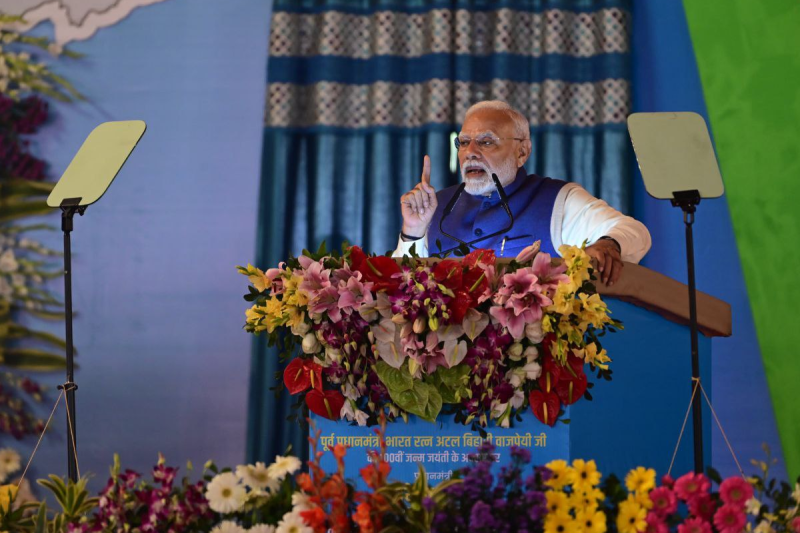 PM Modi took a jibe at congress while inaugurating Ken-Betwa river link project in chhatarpur PM Modi took a jibe at congress while inaugurating Ken-Betwa river link project in chhatarpur Ken-Betwa river link project: प्रधानमंत्री नरेंद्र मोदी (PM Modi) ने बुधवार को खजुराहो में केन-बेतवा नदी जोड़ो परियोजना और अन्य विकास कार्यों की आधारशिला रखी। इसके साथ ही उन्होंने जन सभा को संबोधित करते हुए कांग्रेस की पिछली सरकारों पर निशाना साधा। Ken-Betwa river link project: प्रधानमंत्री नरेंद्र मोदी (PM Modi) ने बुधवार को खजुराहो में पूर्व प्रधानमंत्री अटल बिहारी वाजपेयी की 100वीं जयंती के मौके पर केन-बेतवा नदी जोड़ो परियोजना और अन्य विकास कार्यों की आधारशिला रखी। प्रधानमंत्री मोदी ने खंडवा स्थित ओंकारेश्वर फ्लोटिंग सोलर प्लांट का भी उद्घाटन किया, जो मध्य प्रदेश का पहला फ्लोटिंग सोलर प्लांट है। इस दौरान पीएम मोदी ने कांग्रेस और उनकी पिछली राज्य एवं केंद्र सरकारों पर तंज कसते हुए कहा कि कांग्रेस सरकारें सिर्फ घोषणाएं करने, फीता काटने और दीया जलाने तक सीमित रहीं, जिससे जनता को कोई ठोस लाभ नहीं मिला। अखबारों में तस्वीरें छपवाकर वाहवाही लूटती थीं कांग्रेस - पीएम मोदी प्रधानमंत्री मोदी ने कहा, 'अतीत में कांग्रेस सरकारें सिर्फ अखबारों में तस्वीरें छपवाकर अपनी वाहवाही लूटती थीं, लेकिन जनता की समस्याएं ज्यों की त्यों बनी रहीं।' पीएम ने कहा कि "आज मध्य प्रदेश विकास के नए रास्ते पर आगे बढ़ रहा है और इन परियोजनाओं से प्रदेश को नई ऊर्जा मिलेगी।' उन्होंने आगे कहा कि 'सुशासन दिवस सिर्फ एक दिन का आयोजन नहीं, बल्कि बीजेपी सरकारों की पहचान है।' पीएम ने जनता से अपील करते हुए कहा कि 'आज़ादी के 75 वर्षों का आकलन करें और देखें कि कांग्रेस, वामपंथी, परिवारवादी और गठबंधन सरकारों ने क्या किया, और बीजेपी की सरकारों ने क्या उपलब्धियां हासिल कीं।" कांग्रेस की नीयत पर उठाया सवाल प्रधानमंत्री ने कांग्रेस पर जल संकट का समाधान न निकालने का आरोप लगाया। उन्होंने कहा कि "मध्य प्रदेश के किसान और माताएं दशकों तक पानी के लिए संघर्ष करते रहे, लेकिन कांग्रेस ने जल संकट का स्थायी समाधान निकालने की कभी कोशिश नहीं की।"पीएम मोदी ने कहा कि अटल बिहारी वाजपेयी ने जल संकट को हल करने के लिए महत्वपूर्ण कदम उठाए थे, लेकिन "2004 में कांग्रेस के सत्ता में आते ही, अटल जी की योजनाओं को ठंडे बस्ते में डाल दिया गया।"