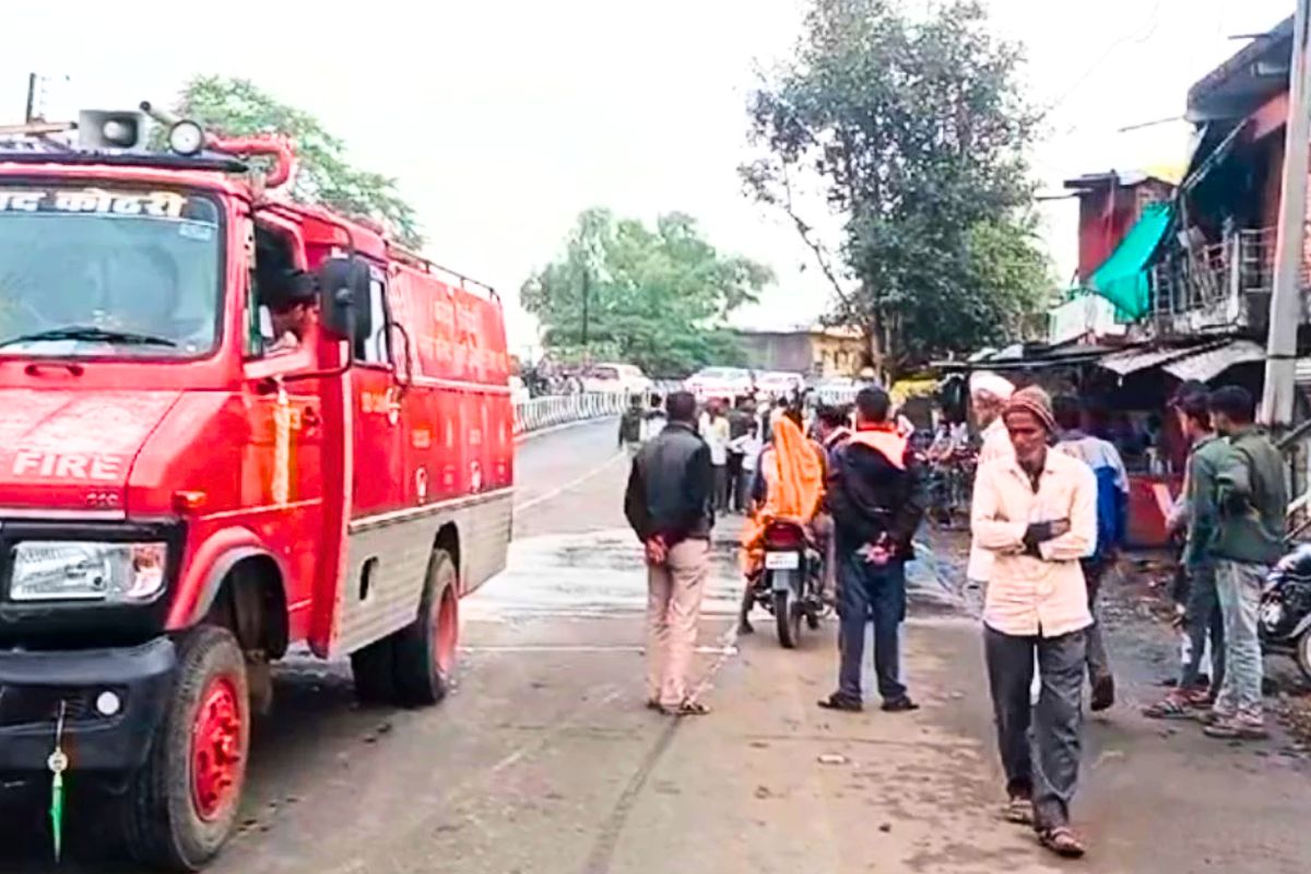 एमपी में बड़ा सड़क हादसा, ट्राले की चपेट में आने से चचेरे भाइयों की मौत