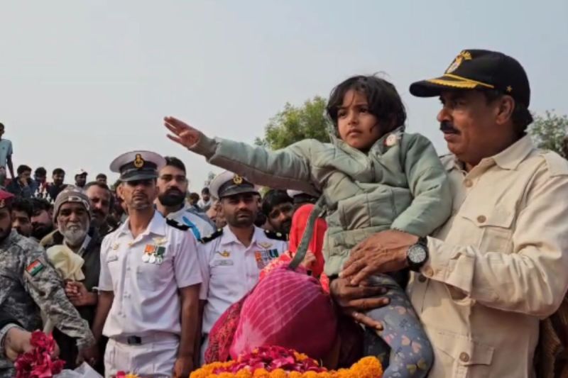 mumbai navy boat accident, martyr was given a final farewell with military honors