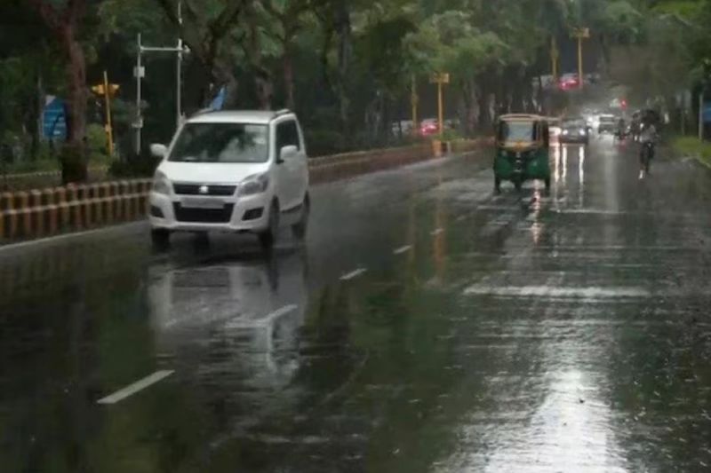Delhi Rain: दिल्ली में बारिश शुरू, अगले 48 घंटे आंधी-तूफान की चेतावनी, यहां गिरेंगे ओले
