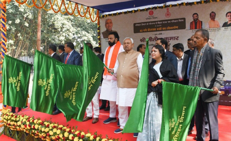 Bihar News: सीएम नीतीश कुमार डीलक्स बसों को हरी झंडी दिखाते हुए।