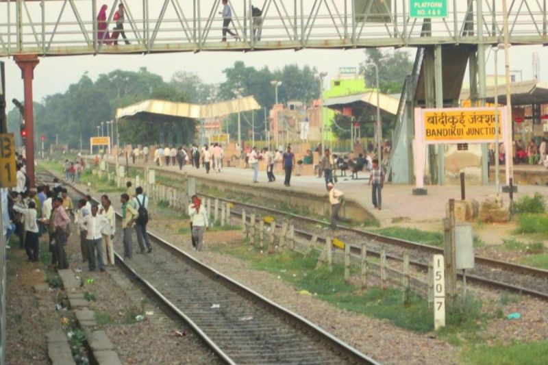 passenger chased and caught miscreant who ran away after stealing a bag from train