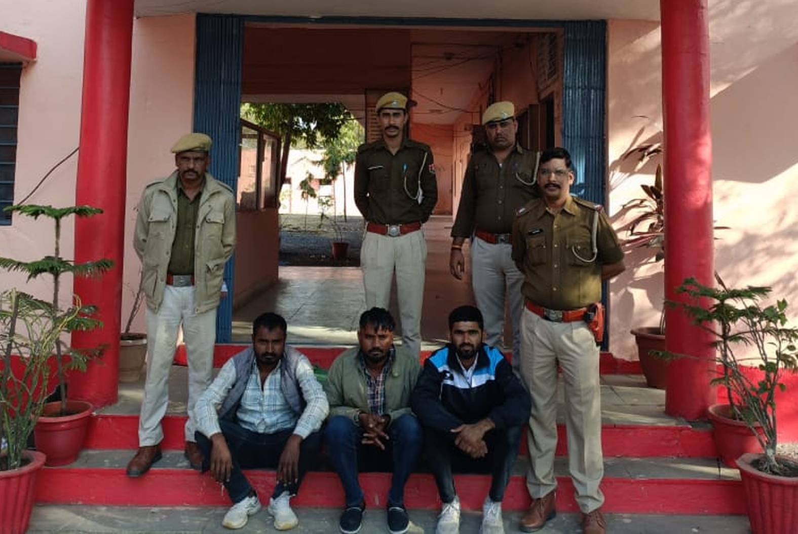 कार में ले जा रहे थे डोडा चूरा, चढ़े पुलिस के हत्थे