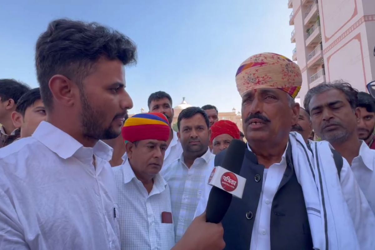 खींवसर के विधायक रेवंतराम डांगा ट्रैक्टर से पहुंचे विधानसभा, सुनें विधायक की जुबानी…