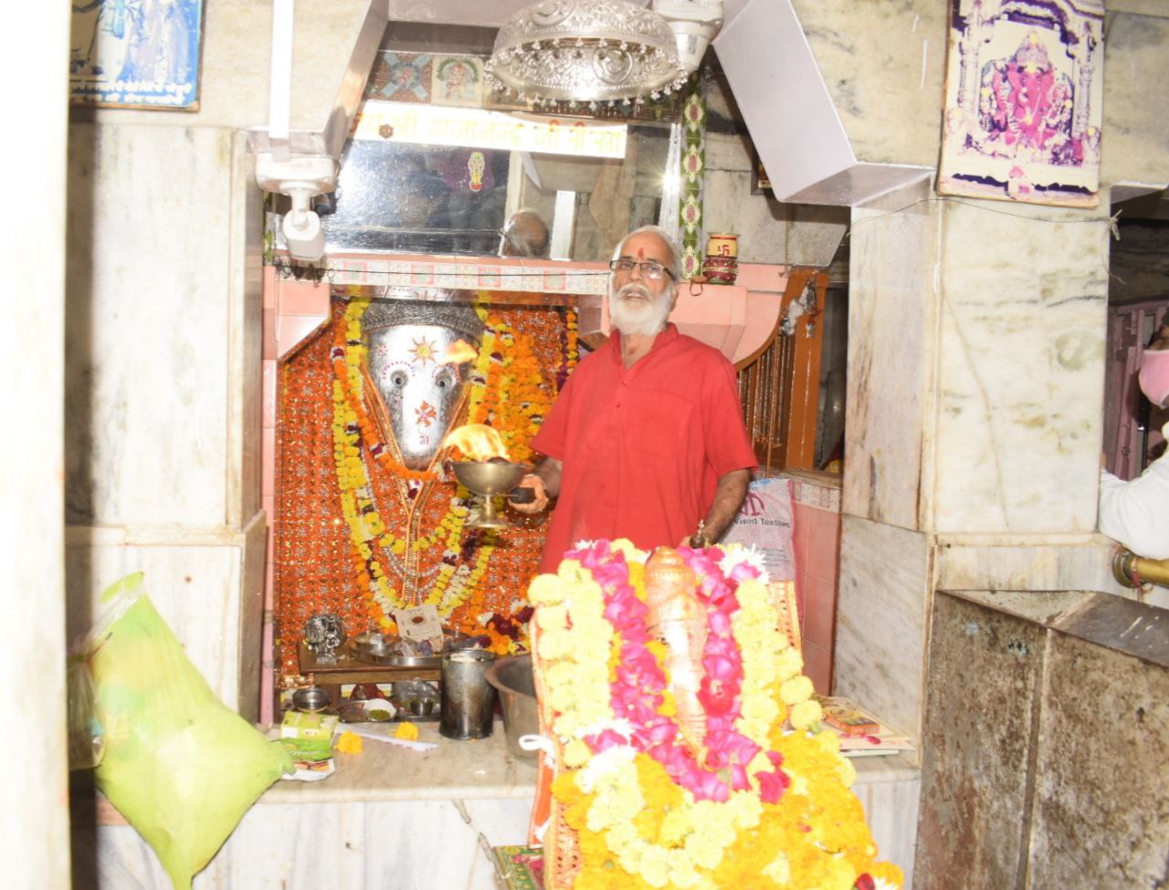 प्राचीन गणेश मंदिर में गजानन का किया श्रृंगार, विशेष आरती हुई