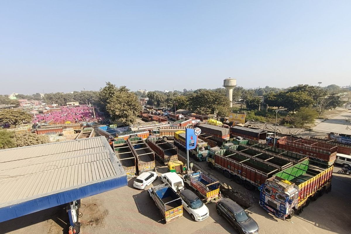 VIDEO: दो दिन के अवकाश के बाद सोमवार को प्याज की भारी आवक