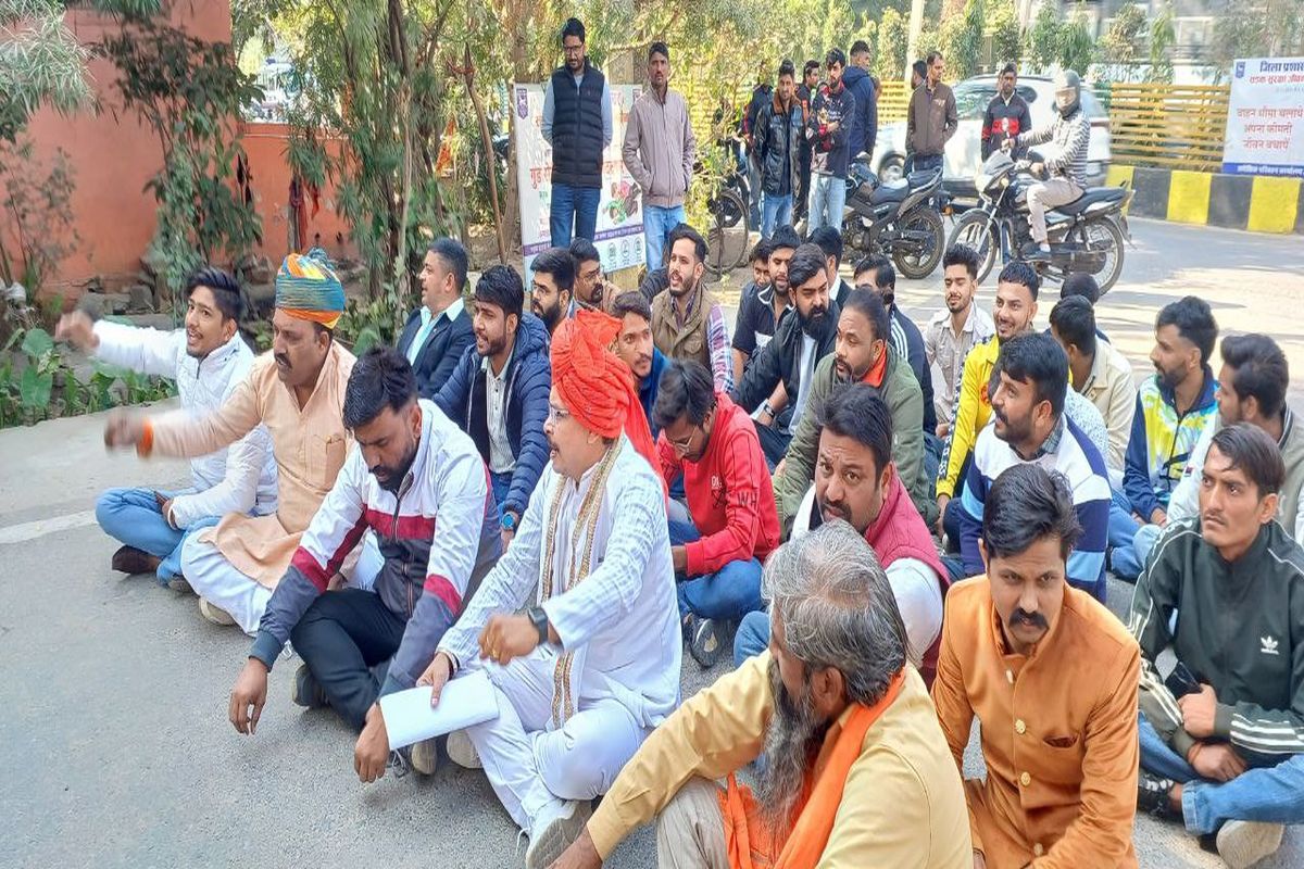 VIDEO: श्री राष्ट्रीय राजपूत करणी सेना का विरोध प्रदर्शन, चेतावनी