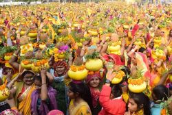 108 कुंडीय गायत्री महायज्ञ : मंगल कलश यात्रा से महोत्सव का शुभारंभ, गायत्री
मंत्रों से गूंजेगी थारनगरी - image