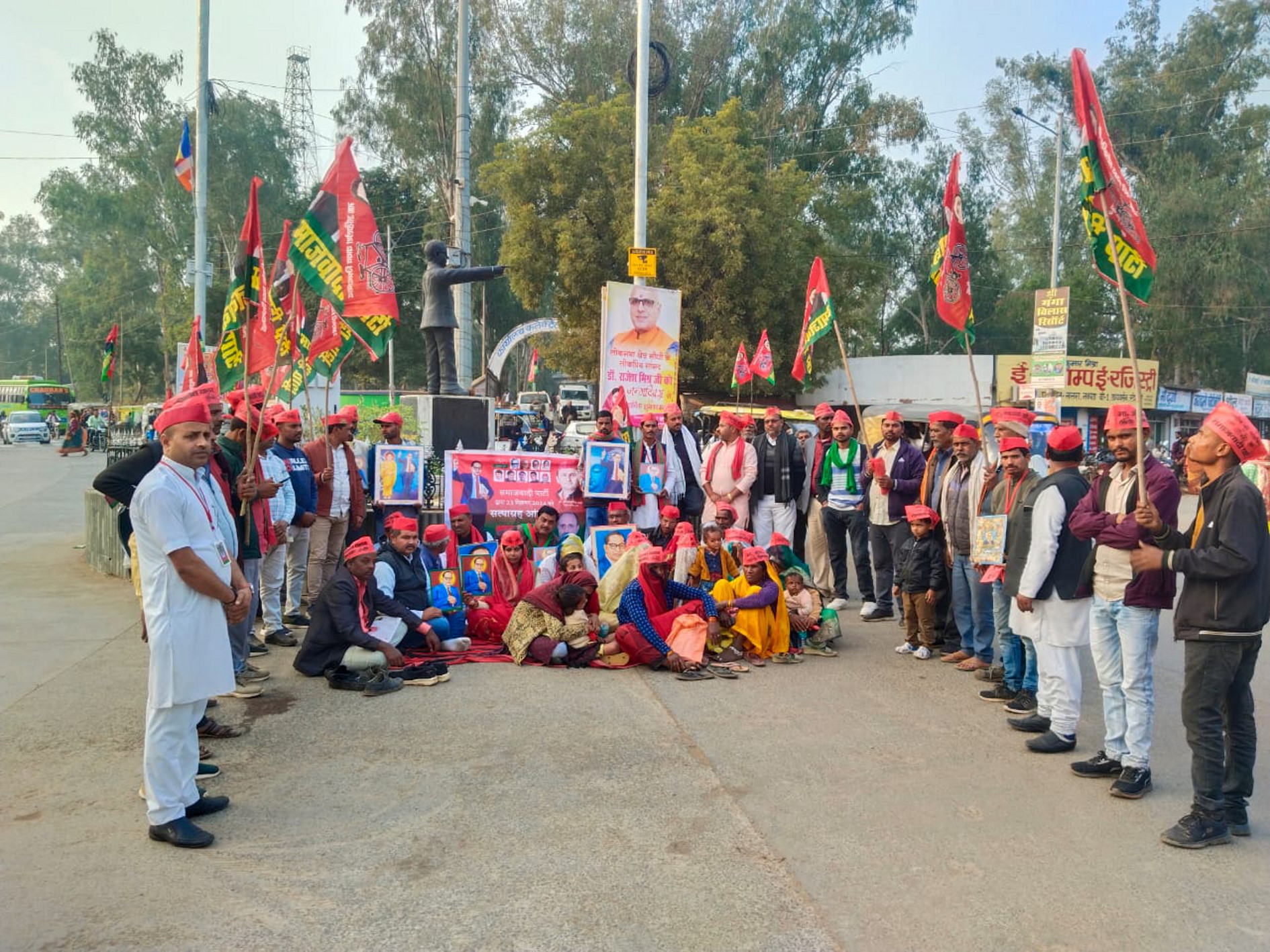 सपा ने मौन सत्याग्रह आंदोलन कर सौंपा ज्ञापन