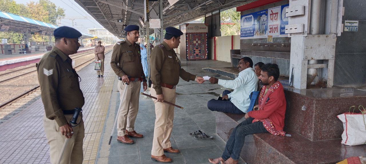 रेलवे स्टेशन पर अनाधिकृत व्यक्तियों के प्रवेश पर रोक,गेट पर तैनात किए जवान