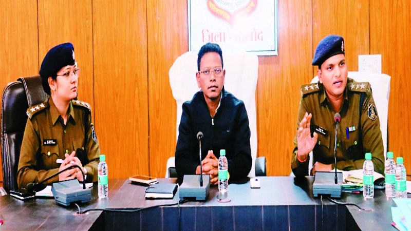 शनिवार को पुलिस कार्यालय में एसडीओपी देवांश सिंह राठौर एवं नगर सीएसपी राजहरा डॉ. चित्रा वर्मा की उपस्थिति में बालोद शहर एवं जिले के बैंक प्रबंधकों की बैठक आयोजित की गई। बैठक के दौरान साइबर ठगी के तहत बढ़ते अपराध के तरीकों से अवगत कराया गया।