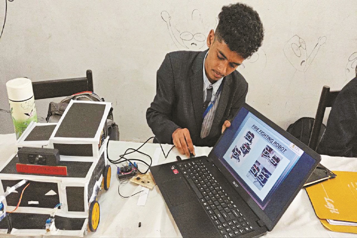 Fire Fighting Robot: 10वीं के स्टूडेंट ने बनाया फायर फाइटिंग रोबोट, जीते 7 अवॉर्ड, जानें क्या-क्या हुआ इस्तेमाल