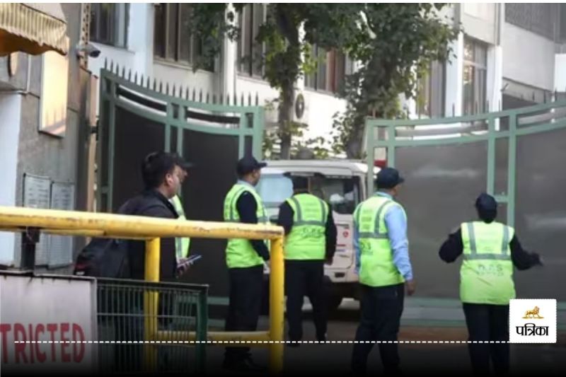 सबसे चिंताजनक बात यह है कि शिक्षा जैसे पवित्र संस्थान को निशाना बनाया जा रहा है, जहां देश का भविष्य आकार लेता है। ऐसी धमकियों से विद्यार्थियों, शिक्षकों और अभिभावकों में डर का माहौल बन जाता है।