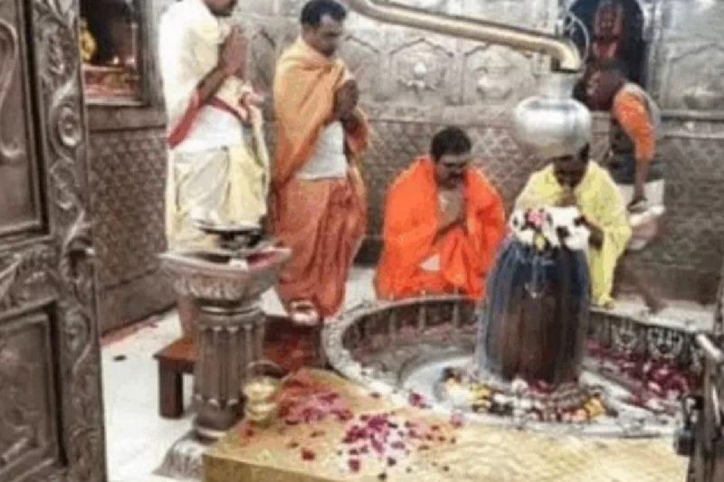 TDP leader Pattabhi ram komareddy broke the rule of Mahakal Temple