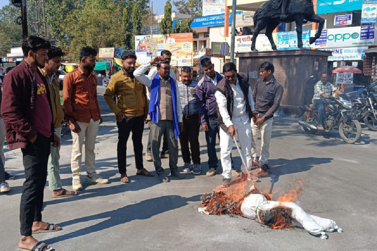 आजाद समाज पार्टी ने जलाया गृह मंत्री का पुतला, संसद में बाबासाहब आंबेडकर पर की
गई टिपण्णी का किया विरोध