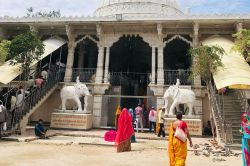 मनोकामना पूरी नहीं होने पर भगवान को सबक सिखाने के लिए मंदिर में तोड़फोड़, खंड़ित
की मूर्तियां - image