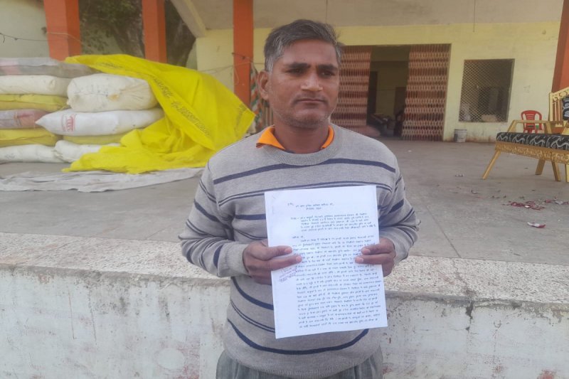 कलेक्टर से शिकायत करने पहुंचा लिधौरा का पीडि़त