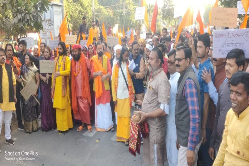 गांधी चौराहा पर पैदल यात्रा के दौरान