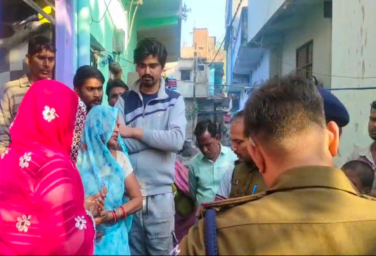 टीकमगढ़। परिजनों से चर्चा करते पुलिस अधिकारी।