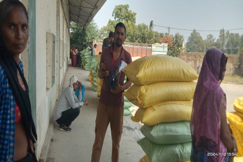 टीकमगढ़ का खाद वितरण केंद्र