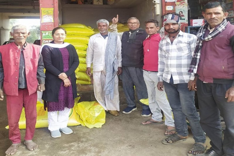 कृषि विभाग के अधिकारियों ने वितरण करवाई यूरिया