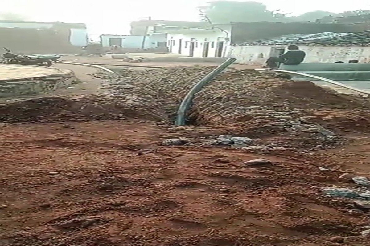 खोदकर छोड़ दिया जल जीवन मिशन की पाइप लाइन का कार्य