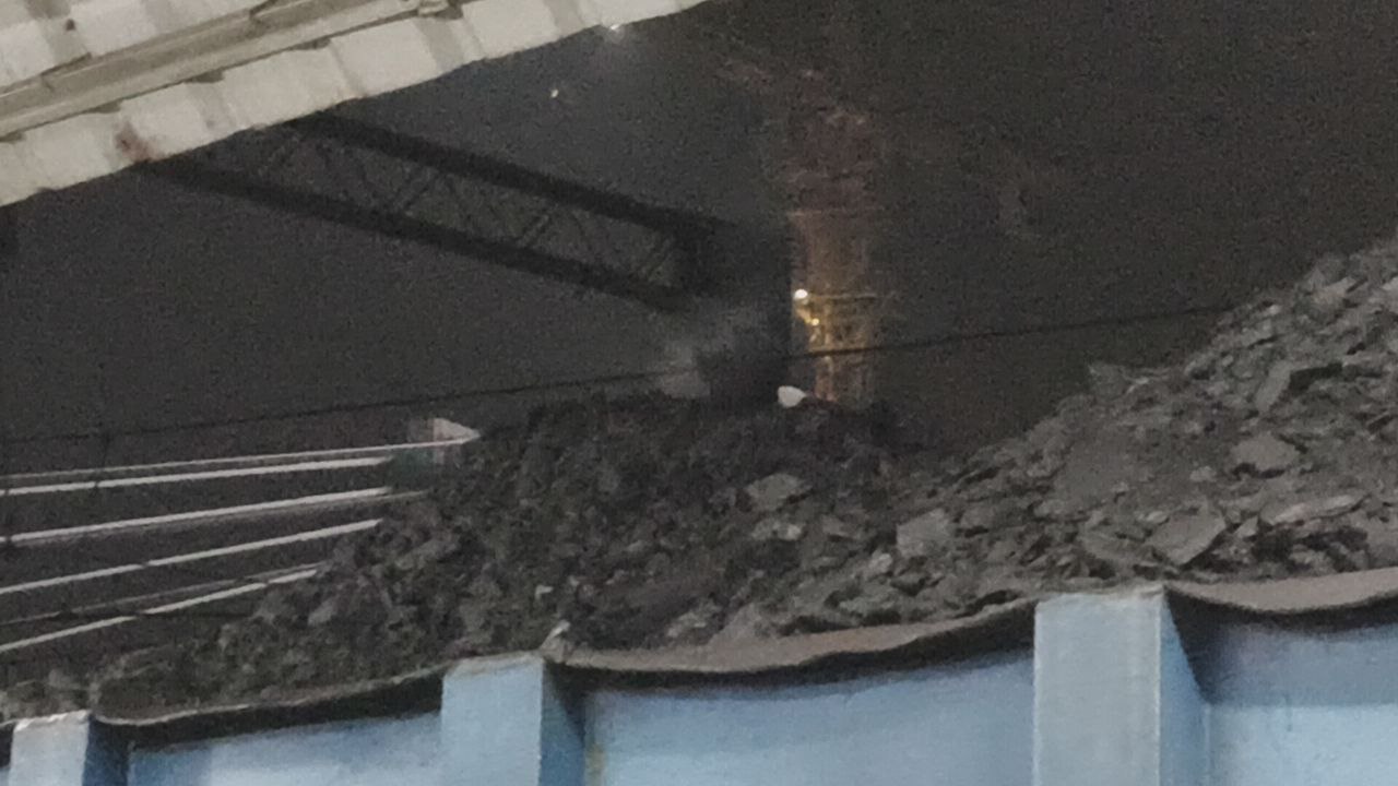 fire in coal wagon : इंजन में फंसकर ओचएई लाइन टूटी, कोयले से लदी मालगाड़ी में लगी
आग