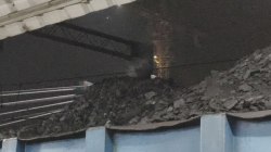 fire in coal wagon : इंजन में फंसकर ओचएई लाइन टूटी, कोयले से लदी मालगाड़ी में लगी
आग - image