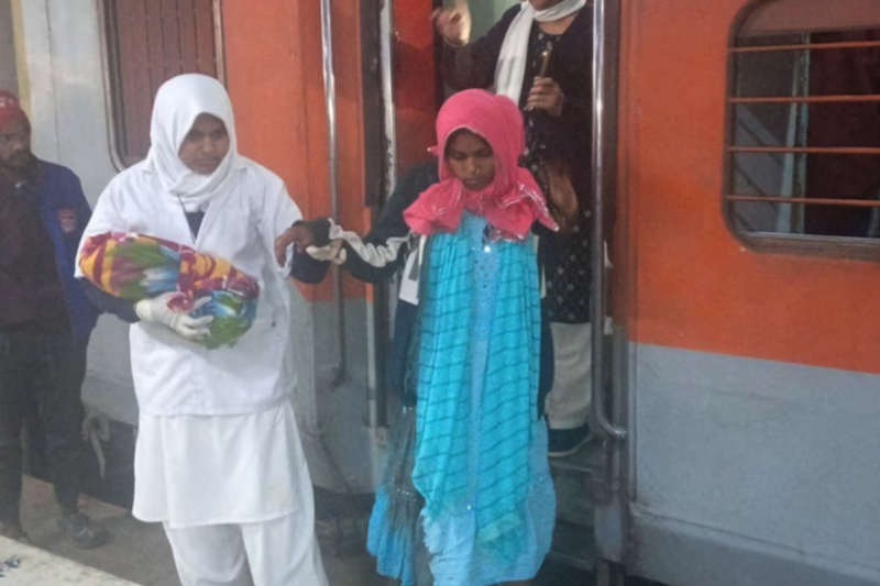 woman deliver baby in train