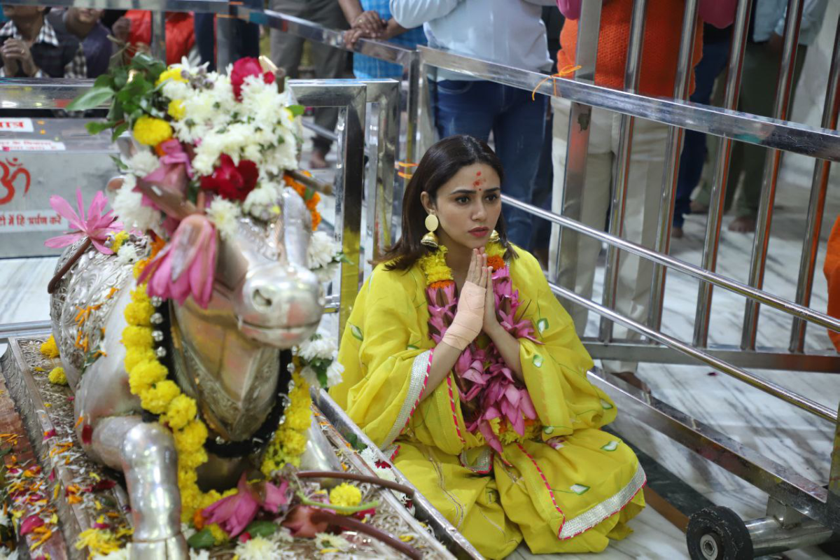 मराठी अभिनेत्री अमृता खानविलकर पहुंची महाकाल मंदिर